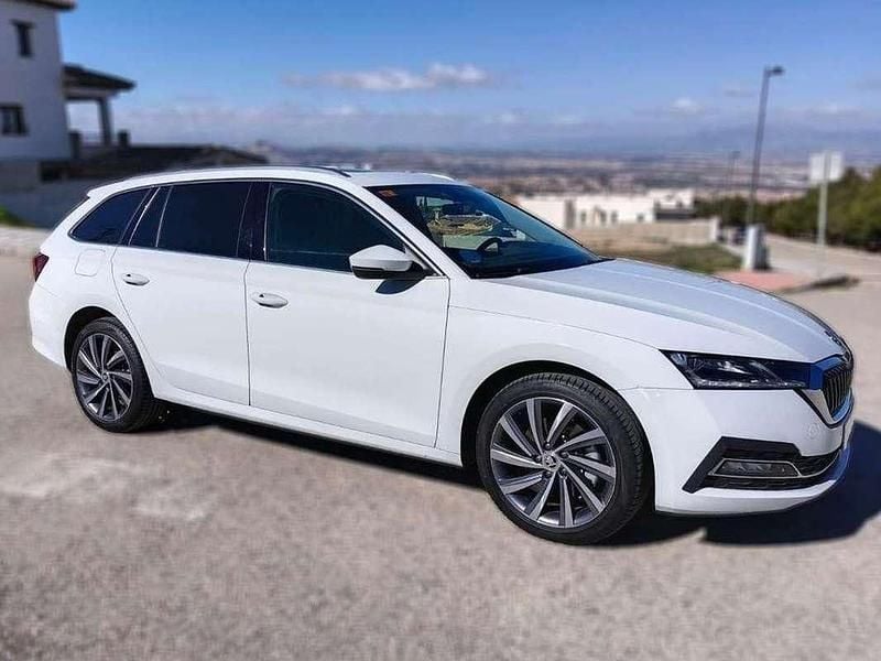 Usado Skoda Octavia Ambition 150 CV (110 kW) 2021 Blanco Familiar