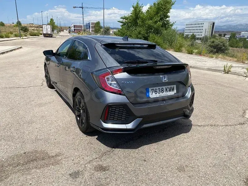 Usado Honda Civic Elegance 129 CV (94 kW) 2018 Gris / plata Berlina