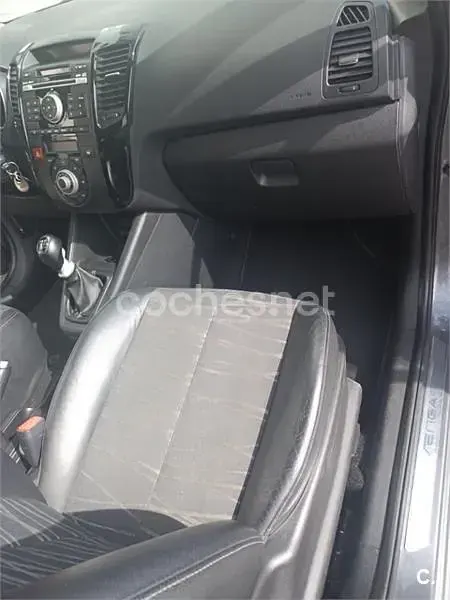 Usado Kia Venga 128 CV (94 kW) 2010 Gris / plata Utilitario