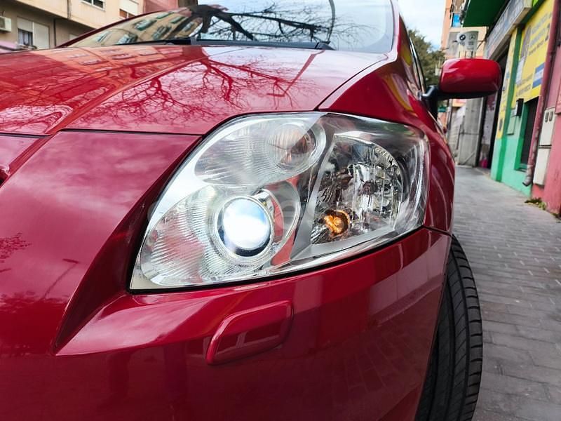 Usado Toyota Auris Sol 124 CV (91 kW) 2008 Rojo Berlina