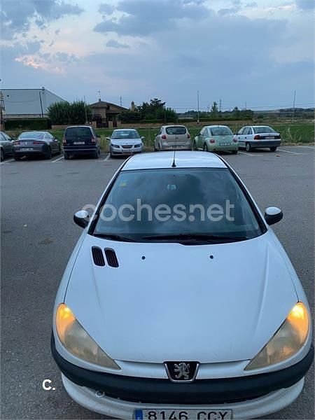Usado Peugeot 206 70 CV (51 kW) 2002 Blanco Berlina