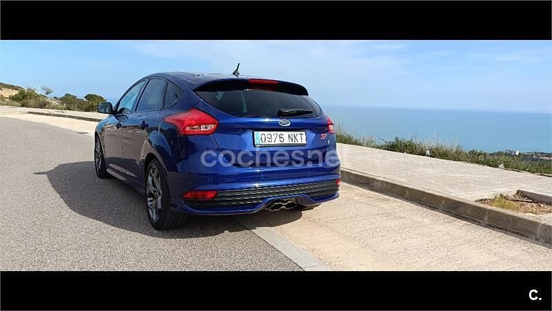 Usado Ford Focus ST 250 CV (183 kW) 2017 Azul Berlina