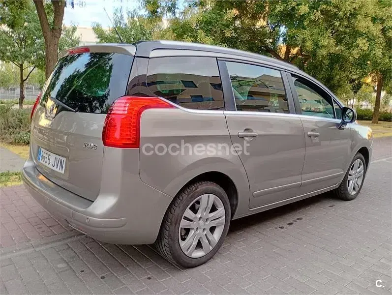 Usado Peugeot 5008 Style 130 CV (95 kW) 2016 Gris / plata Monovolumen