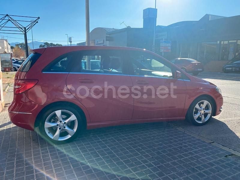 Begagnad Mercedes B180 109 HK (80 kW) 2014 Röd Minibuss