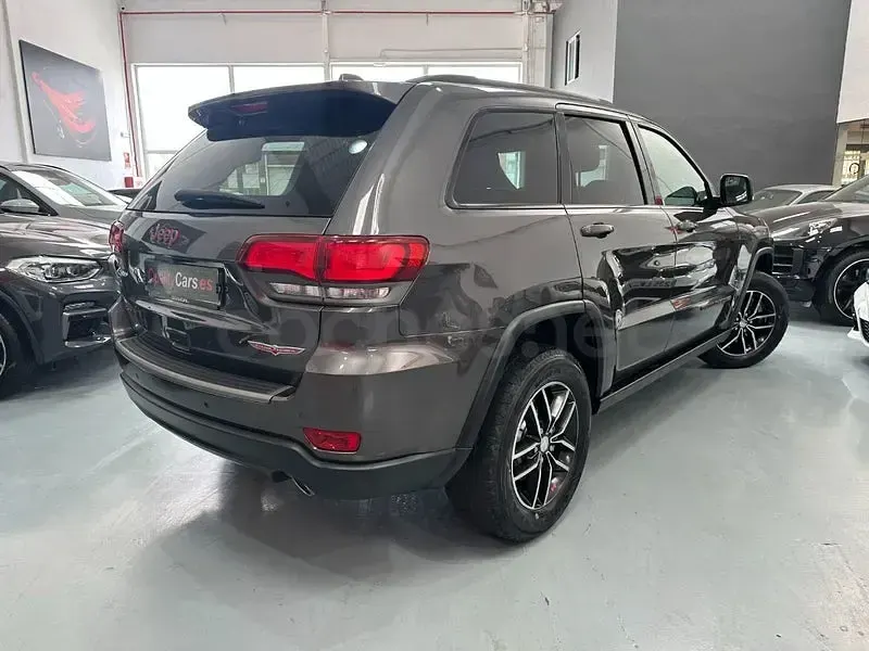 Usado Jeep Grand Cherokee Trailhawk 250 CV (183 kW) 2018 Gris / plata SUV