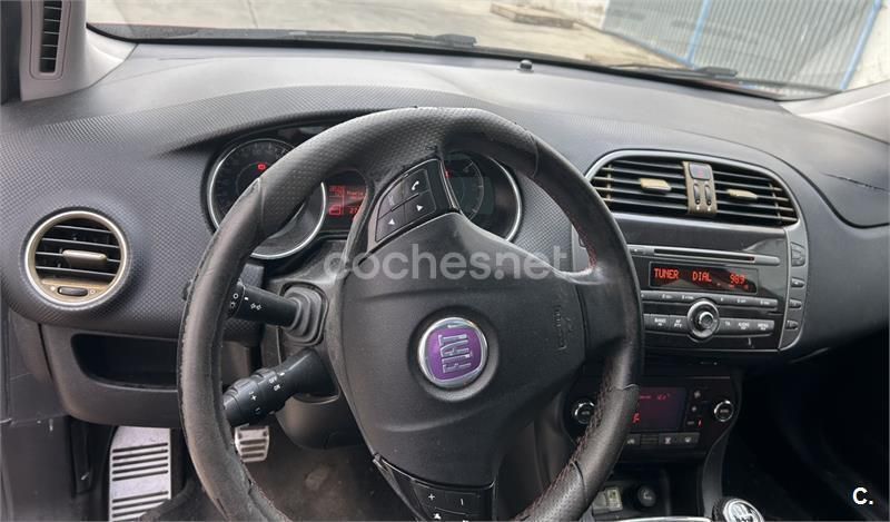 Usado Fiat Bravo Dynamic 120 CV (88 kW) 2007 Granate Utilitario