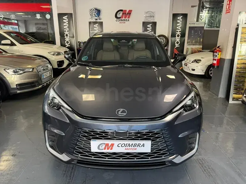 Usado Lexus LBX 136 CV (100 kW) 2025 Gris / plata SUV