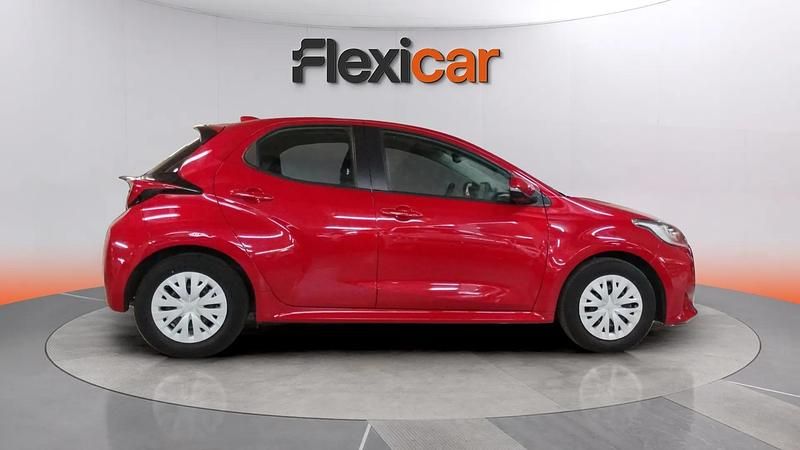 Usado Toyota Yaris Hybrid Active 116 CV (85 kW) 2023 Rojo Berlina