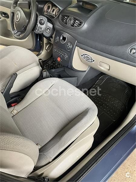 Usado Renault Clio II Dynamique 85 CV (62 kW) 2006 Gris / plata Berlina