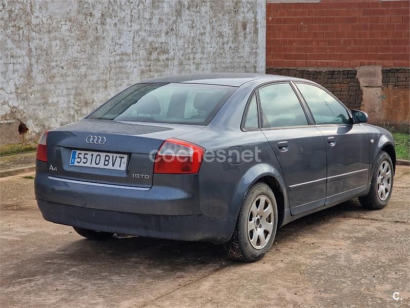 Usado Audi A4 130 CV (95 kW) 2002 Gris / plata Berlina