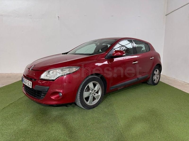 Usado Renault Mégane Dynamique 105 CV (77 kW) 2009 Granate Berlina