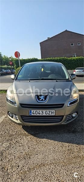 Beige Usado 2010 Peugeot 5008 Premium Monovolumen | 4999 € (Super precio) - Imagen 1/4