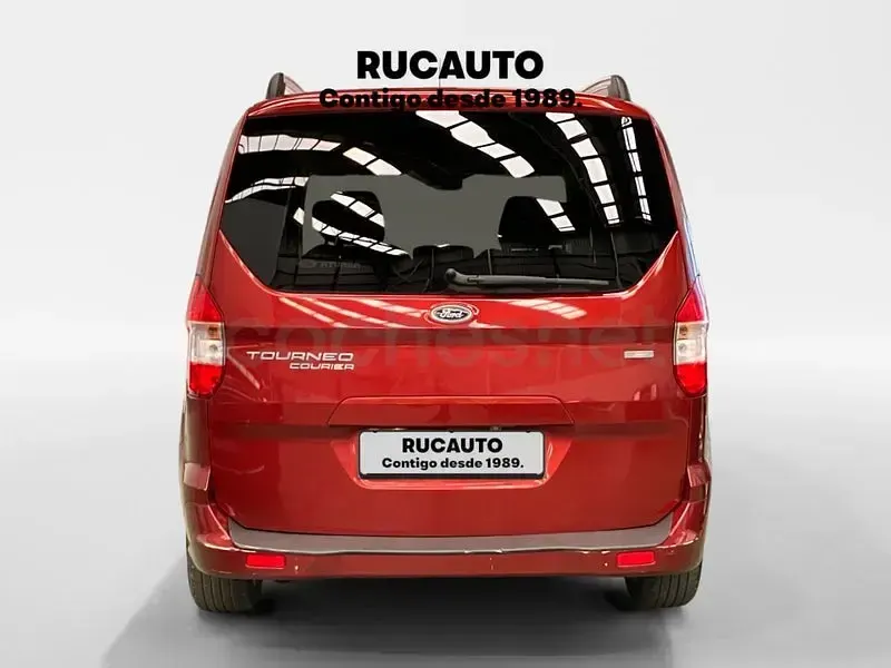 Usado Ford Tourneo Courier Titanium 100 CV (73 kW) 2018 Granate Monovolumen