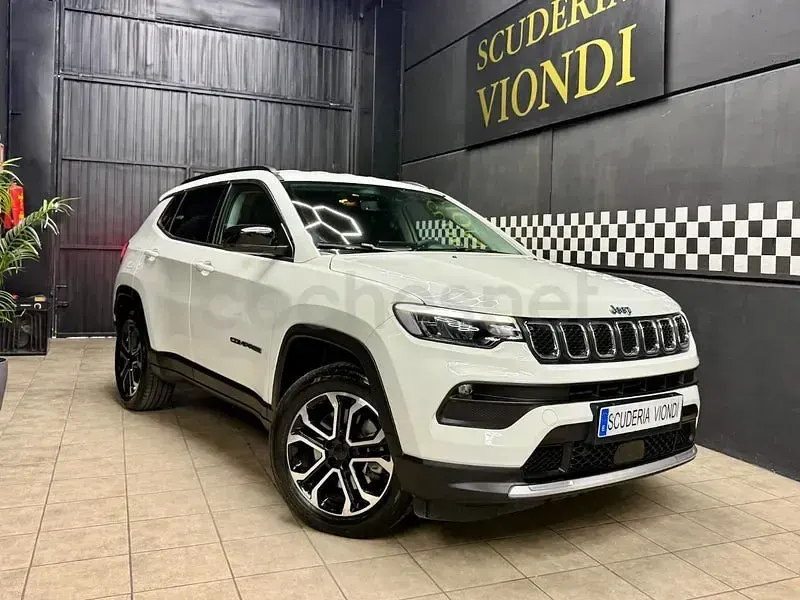 Usado Jeep Compass Limited 190 CV (139 kW) 2023 Gris / plata SUV