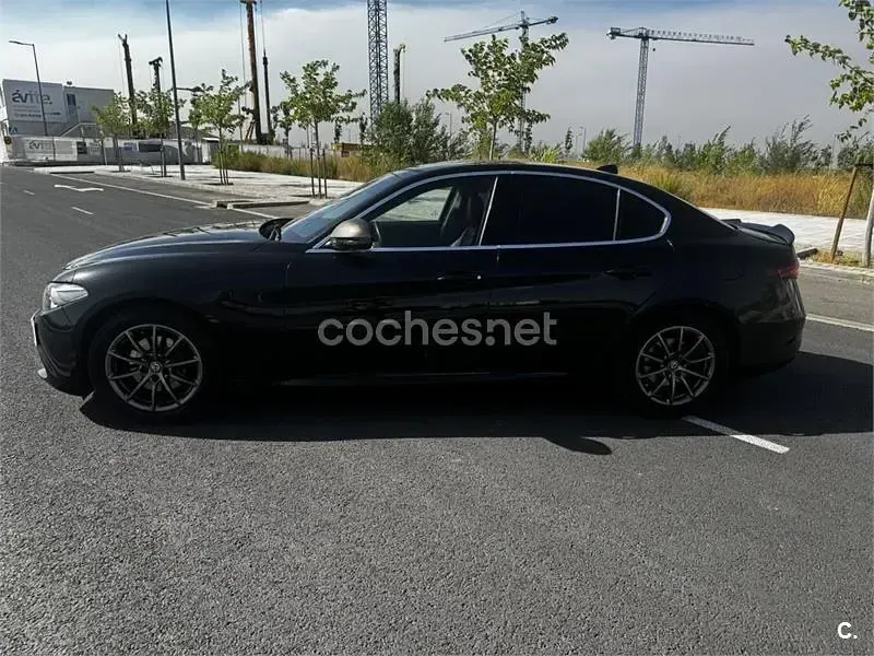 Usado Alfa Romeo Giulia 150 CV (110 kW) 2017 Negro Berlina