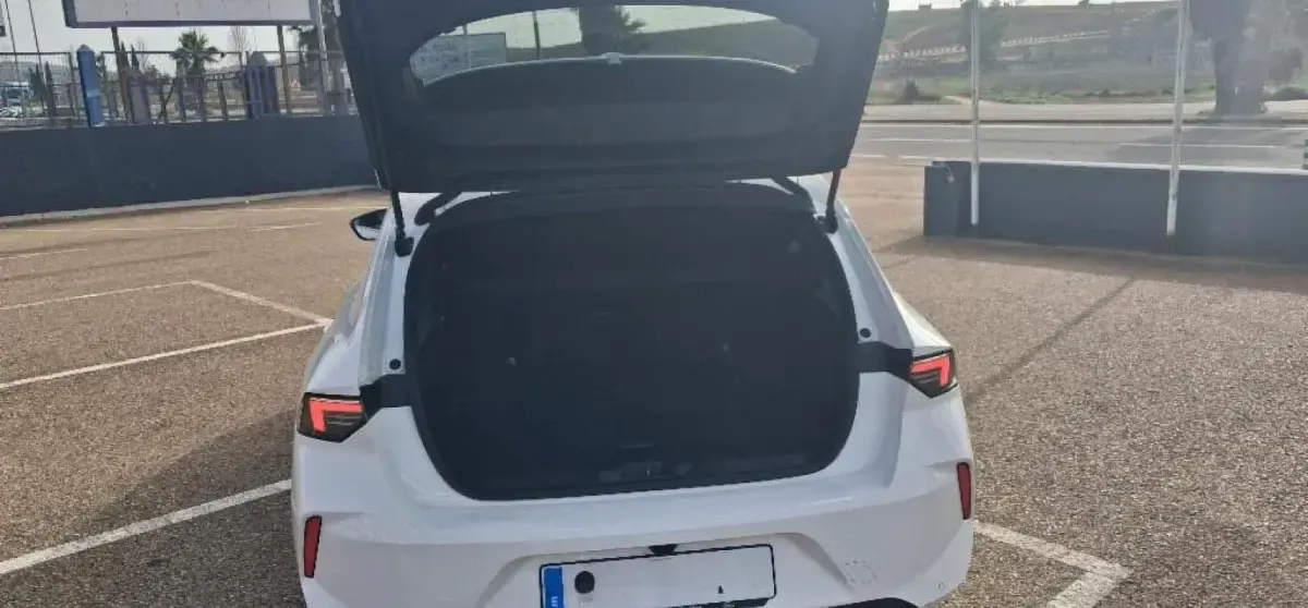 Usado Opel Astra Elegance 131 CV (96 kW) 2023 Arktis white Utilitario