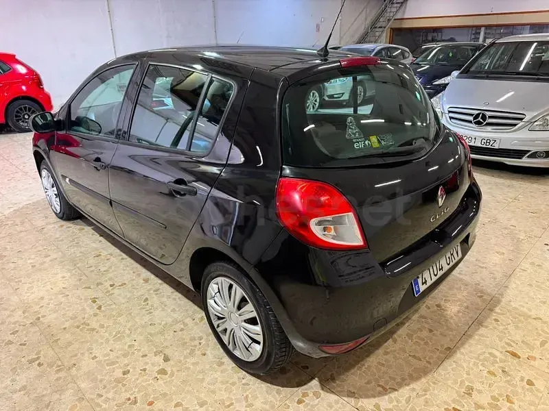 Usado Renault Clio II 75 CV (55 kW) 2009 Negro Berlina