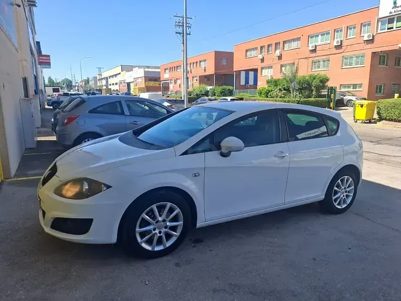 Usado Seat Leon Style 105 CV (77 kW) 2011 Blanco Utilitario