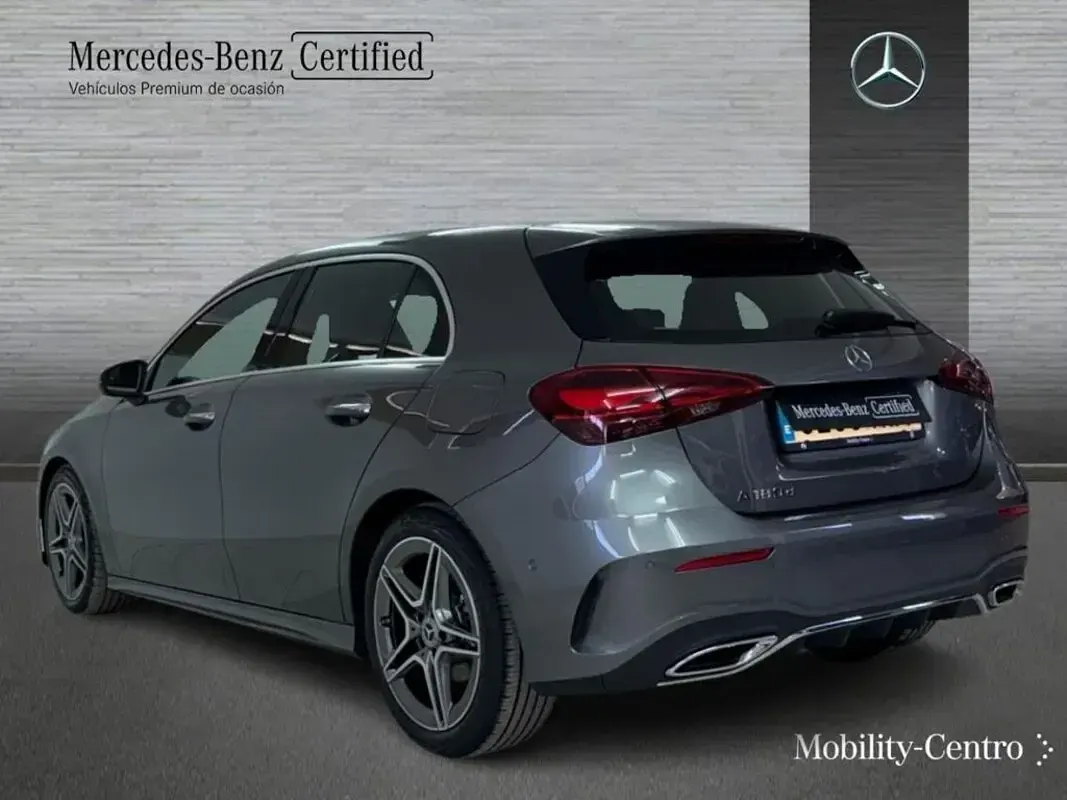 Usado Mercedes A180 AMG line 116 CV (85 kW) 2024 Gris montaña Utilitario