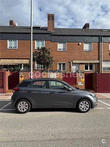 Usado Hyundai i20 84 CV (61 kW) 2018 Gris / plata Berlina