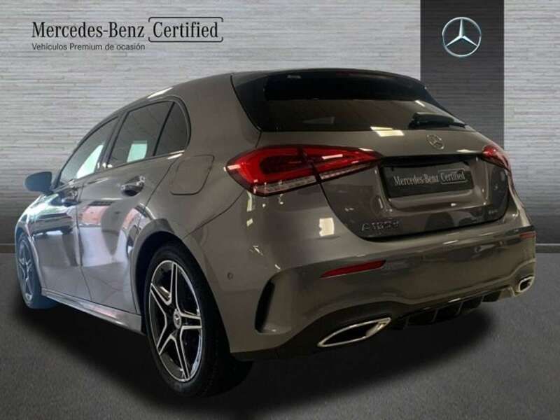 Usado Mercedes A180 AMG line 116 CV (85 kW) 2022 Gris Berlina