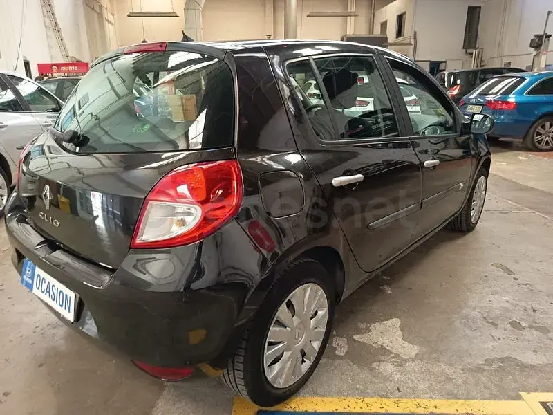 Usado Renault Clio II Expression 85 CV (62 kW) 2010 Negro Berlina