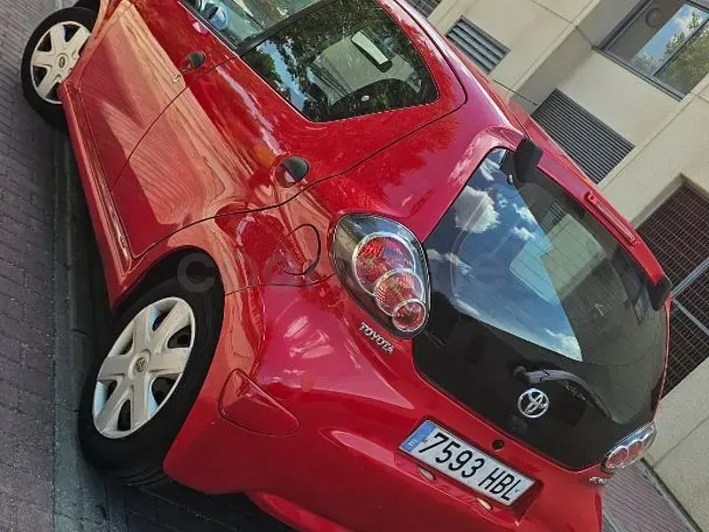 Usado Toyota Aygo Live 68 CV (50 kW) 2011 Rojo Utilitario