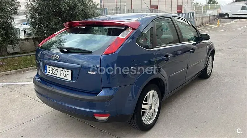 Usado Ford Focus Ambiente 90 CV (66 kW) 2006 Azul Berlina