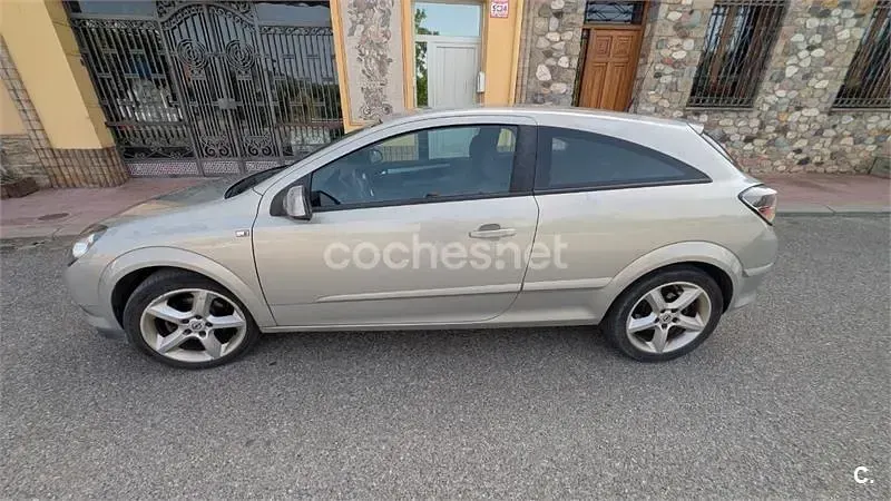 Usado Opel Astra GTC Enjoy 100 CV (73 kW) 2005 Blanco Berlina