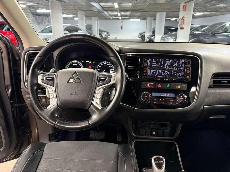 Usado Mitsubishi Outlander P-HEV 203 CV (149 kW) 2016 Amarillo SUV