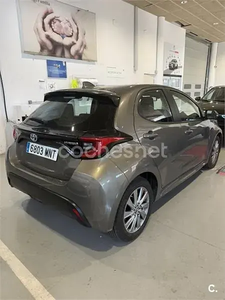 Usado Toyota Yaris Hybrid Style 116 CV (85 kW) 2024 Marrón Berlina