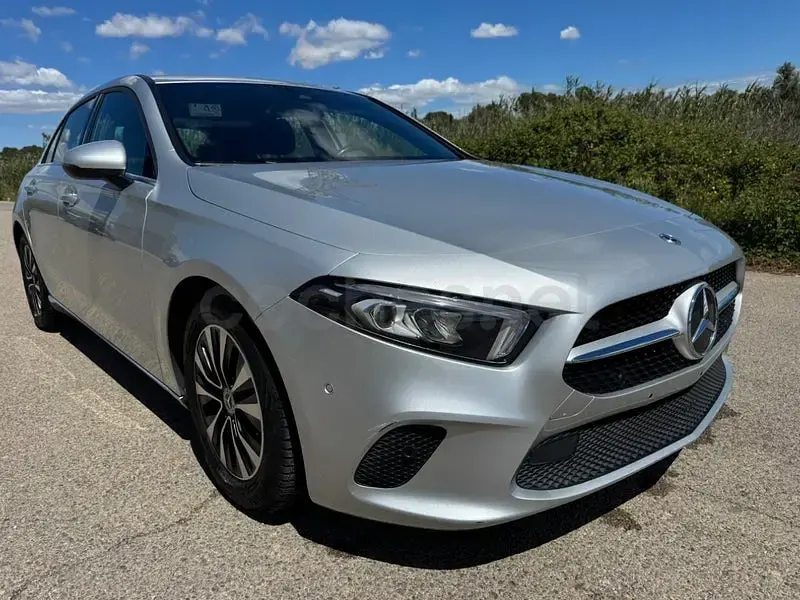 Usado Mercedes A180 116 CV (85 kW) 2021 Gris / plata Berlina