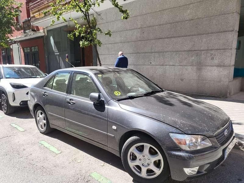 Gris Usado 2001 Lexus IS200 Berlina | 5900 € - Imagen 1/4
