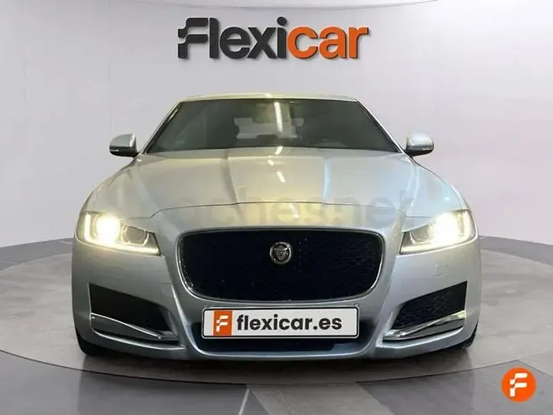 Usado Jaguar XF R-Sport 180 CV (132 kW) 2017 Gris / plata Berlina