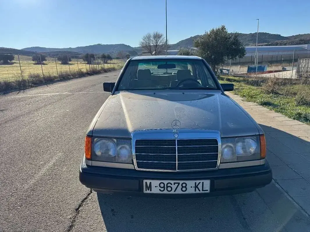 Usado Mercedes 200 179 CV (131 kW) 1985 Beige Berlina