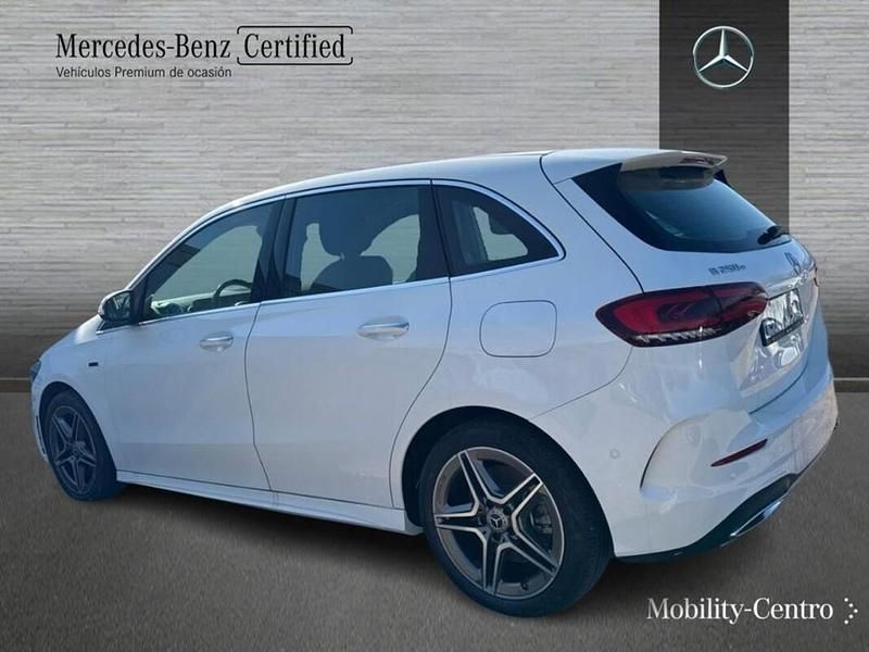 Usado Mercedes B250 AMG line 160 CV (117 kW) 2022 Blanco polar  pintura unicolor Monovolumen
