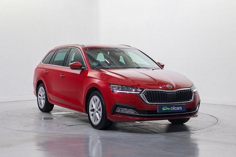 Usado Skoda Octavia Selection 110 CV (80 kW) 2023 Rojo Familiar