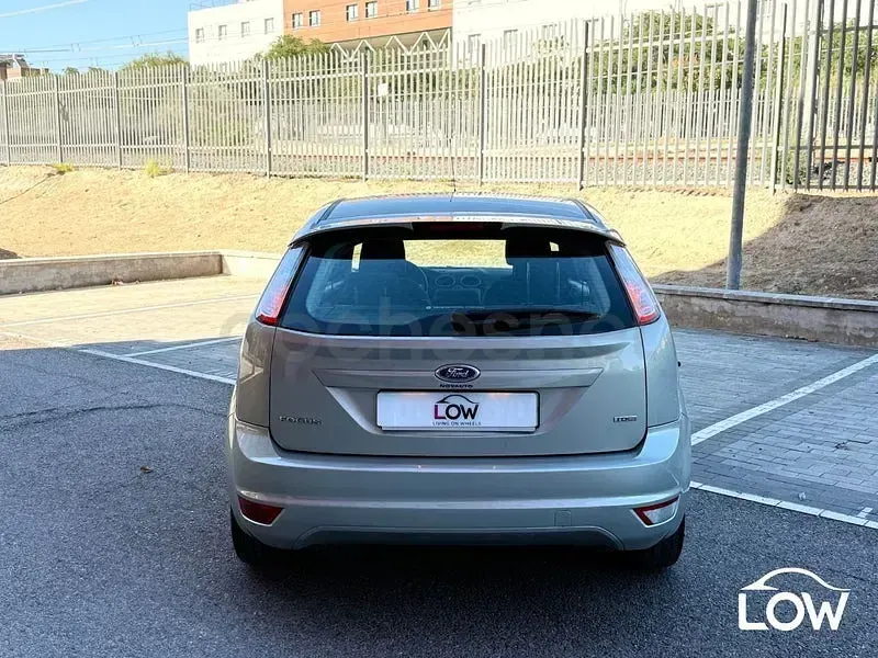 Usado Ford Focus Trend 109 CV (80 kW) 2010 Gris / plata Berlina
