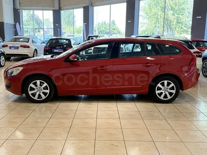 Usado Volvo V60 Kinetic 163 CV (119 kW) 2012 Rojo Familiar