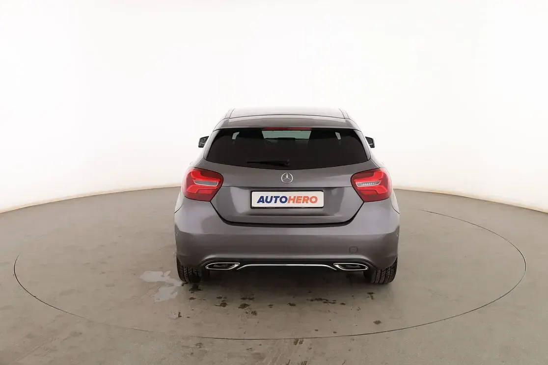 Usado Mercedes A180 Urban 110 CV (80 kW) 2017 Gris Utilitario