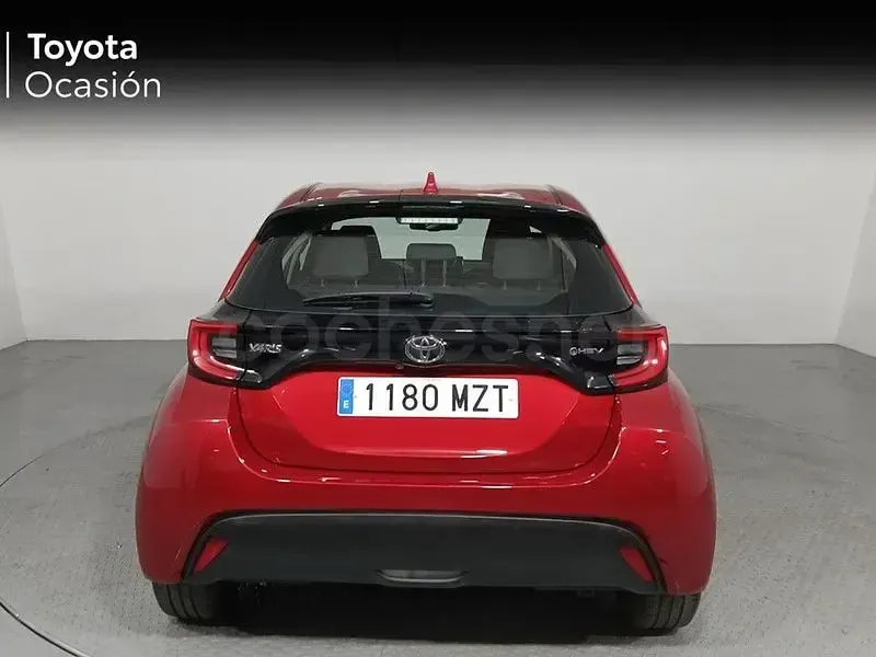 Usado Toyota Yaris Hybrid Active 116 CV (85 kW) 2025 Rojo Berlina