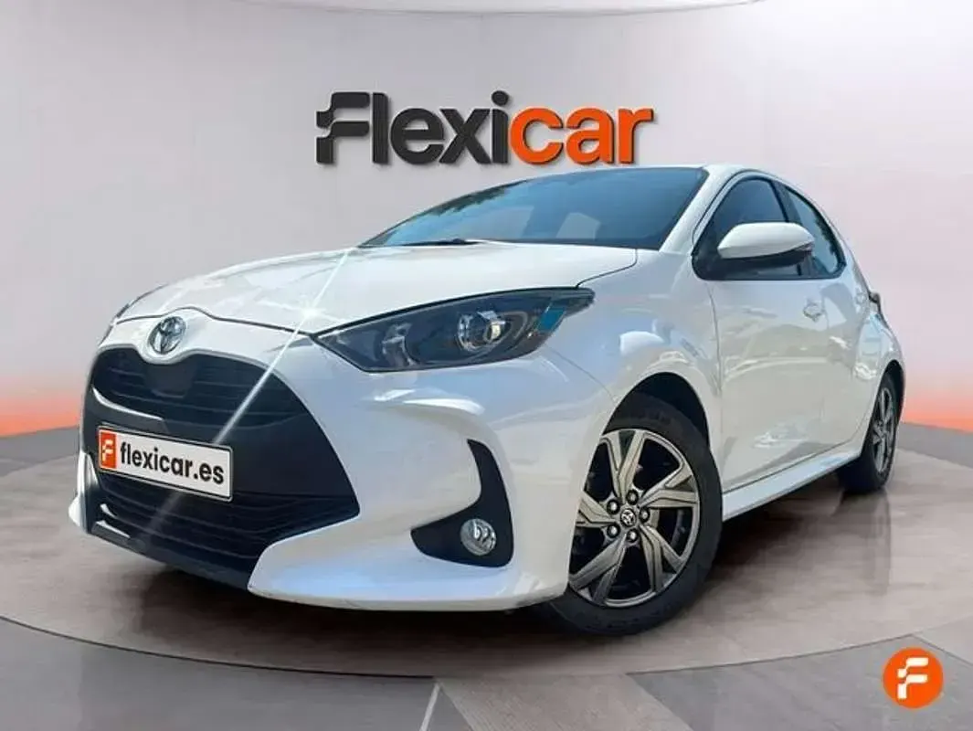 Usado Toyota Yaris Active 116 CV (85 kW) 2025 Blanco Utilitario