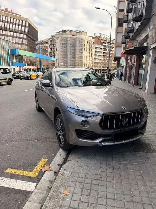 Usado Maserati Levante 430 CV (316 kW) 2017 Gris SUV
