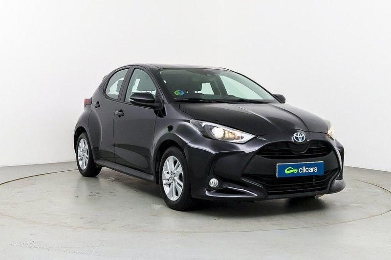 Usado Toyota Yaris Hybrid Active 116 CV (85 kW) 2022 Negro Berlina