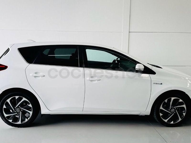 Usado Toyota Auris Hybrid Active 136 CV (100 kW) 2015 Blanco Berlina