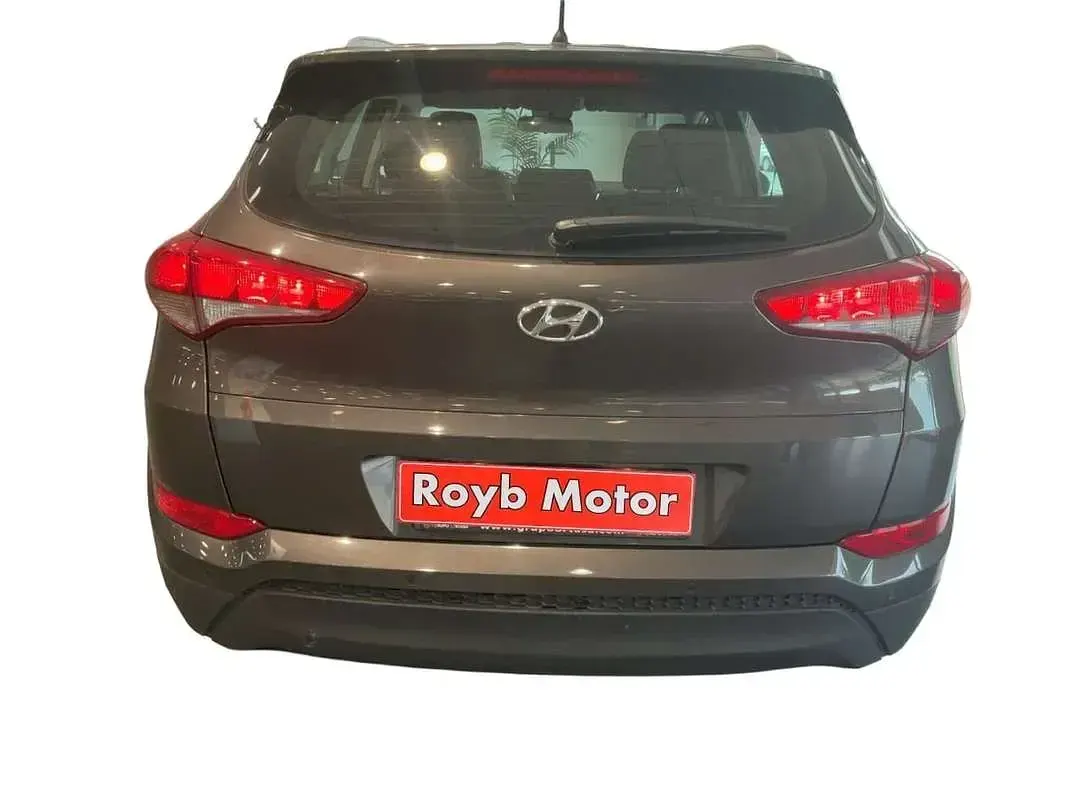 Usado Hyundai Tucson 115 CV (84 kW) 2016 Gris SUV