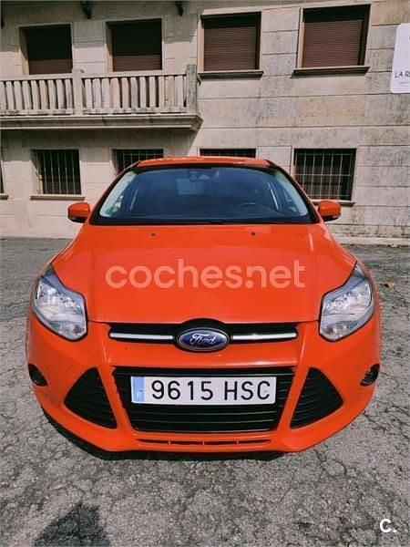 Usado Ford Focus Trend 125 CV (91 kW) 2013 Rojo Berlina