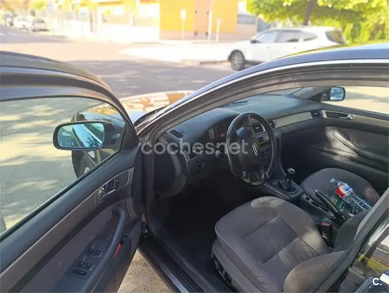 Usado Audi A6 165 CV (121 kW) 1998 Azul Familiar