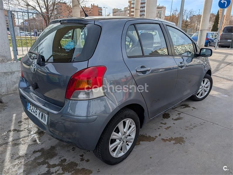 Usado Toyota Yaris Active 101 CV (74 kW) 2009 Gris / plata Utilitario
