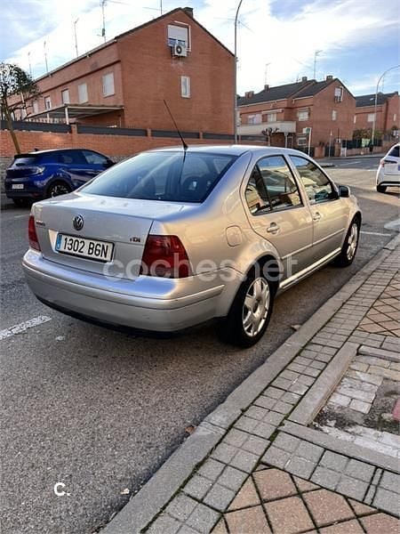 Usado VW Bora Highline 115 CV (84 kW) 2001 Gris / plata Berlina